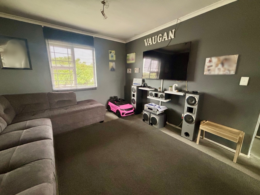 To Let 2 Bedroom Property for Rent in Goodwood Park Western Cape